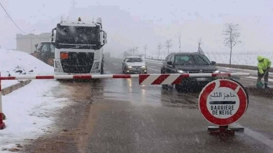 “انقطاع طرق بإفران جراء تساقط كثيف للثلوج”