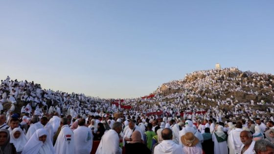 حجاج بيت الله الحرام يتوافدون على عرفات لأداء الركن الأعظم وسط تدابير مشددة وحرارة مرتفعة