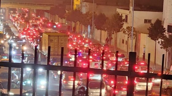 “فوضى مرورية في عين السبع بسبب المباريات بملعب العربي الزاولي: دعوات لتحسين التنظيم المروري”