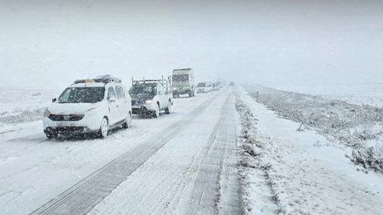 توقعات الطقس ليوم الاثنين: برد وجليد وضباب ورياح قوية على السواحل