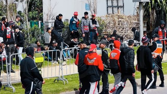 “سلطات تطوان تفرض تدابير أمنية مشددة لتفادي الشغب خلال مباراة المغرب التطواني والوداد الرياضي في كأس العرش”