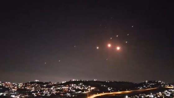 قتلى وجرحى في إسرائيل جراء هجمات إيرانية بالصواريخ والمسيّرات وتحذيرات بإخلاء مناطق في طهران