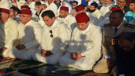 عامل بن امسيك يؤدي صلاة عيد الأضحى المبارك وسط حشد كبير من المصلين.