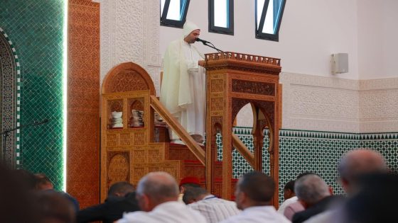 في حدث يحمل دلالات رمزية قوية، توطد الأمن الروحي، أدى نساء ورجال الأمن الوطني صلاة الجمعة لأول مرة داخل مسجد المقر الجديد للمديرية العامة للأمن الوطني بحي الرياض بالرباط، وهو الفضاء الديني الذي يندرج في إطار المرافق المتكاملة لـ “المجمع الأمني الجديد”.